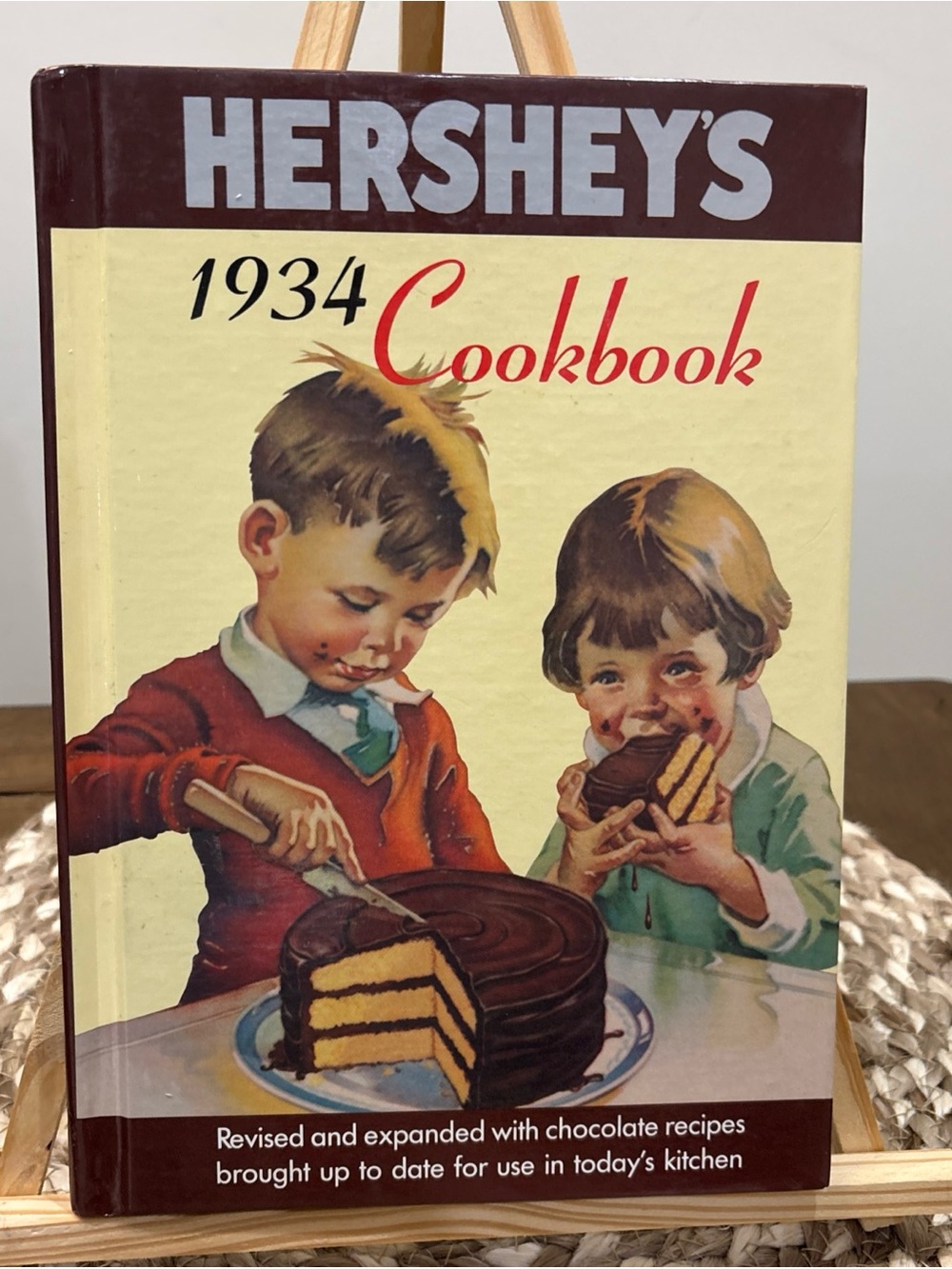 HERSHEY'S 1934 Cookbook - Cream & Brown Vintage Chocolate Recipes